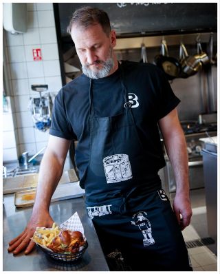 Před časem jsme vytvořili custom zástěry pro personál Bufet Karlín a nedávno přibyly i týmový trika. Poctivej KZW sítotisk...